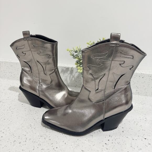 Torrid Western Pull On Silver Bootie Size 7WW Cowgirl - Picture 2 of 7